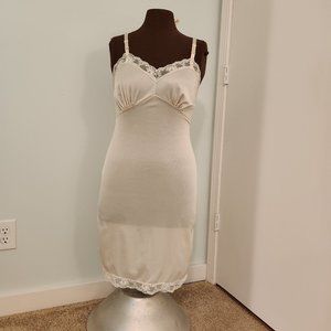 Vintage Berkliff Ivory Full Slip, Size 34
